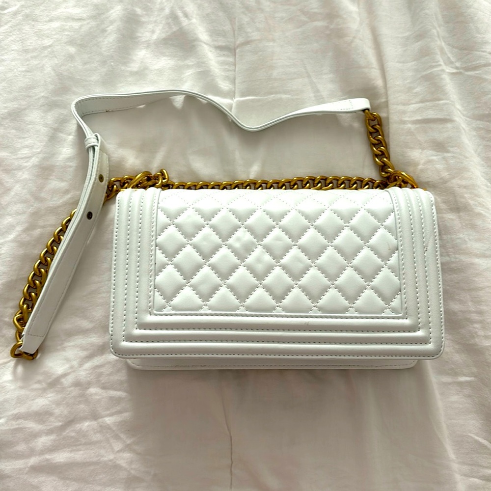 White crossbody quilted bag